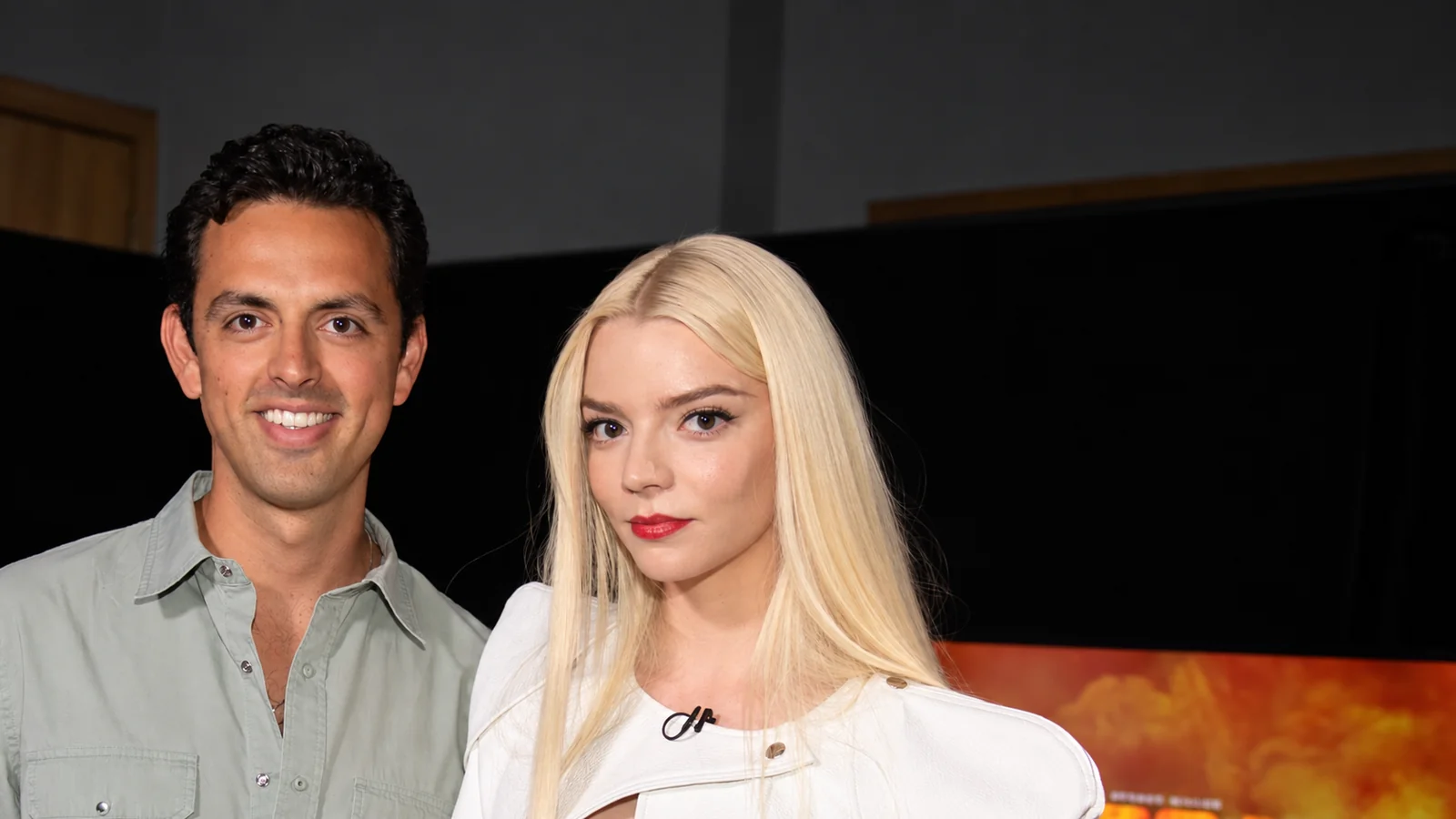 José Ramones junto a Anya Taylor-Joy.