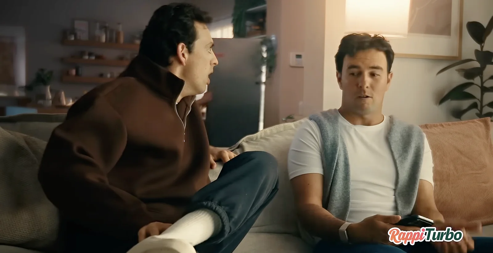 José Ramones y Checo Pérez en una escena de la campaña Rappi Turbo.