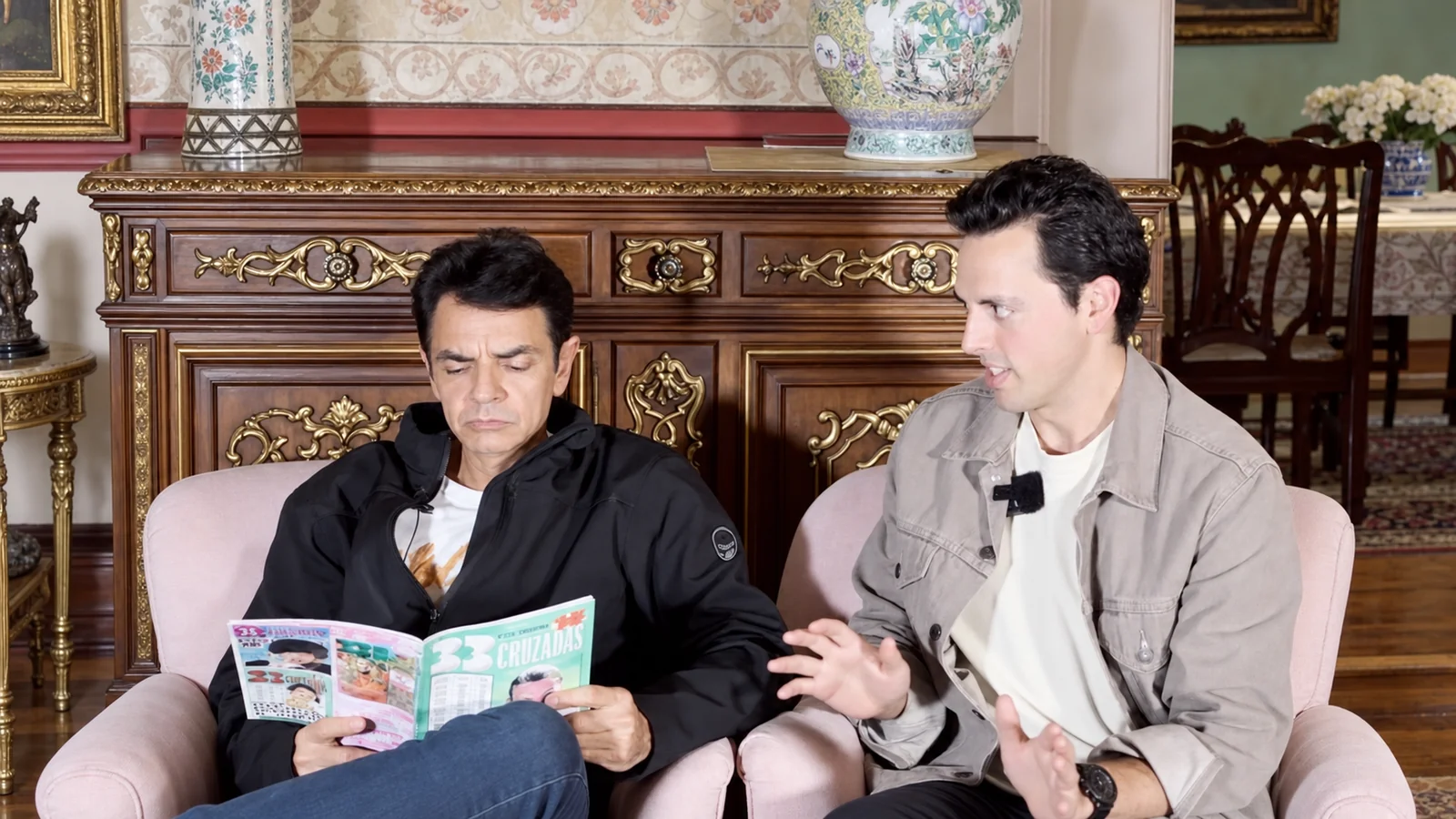 José Ramones conversando con Eugenio Derbez, sentado con una revista.