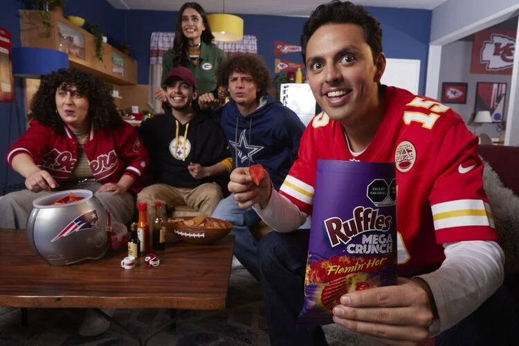 José Ramones con una bolsa de Ruffles en una campaña de fútbol americano.