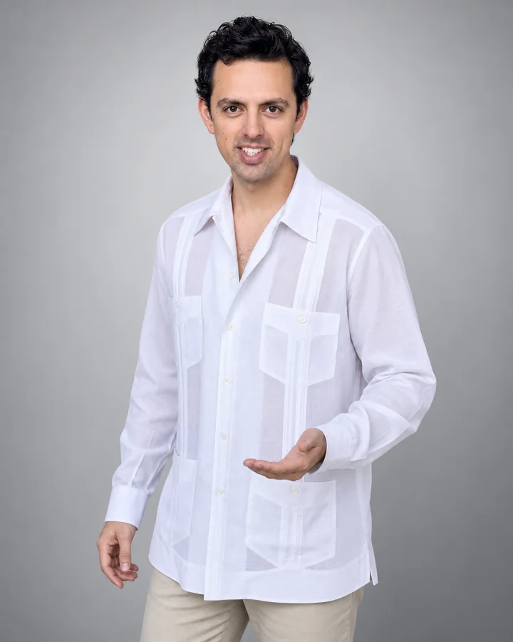 José Ramones como agente inmobiliario, con camisa blanca y gesto de presentación