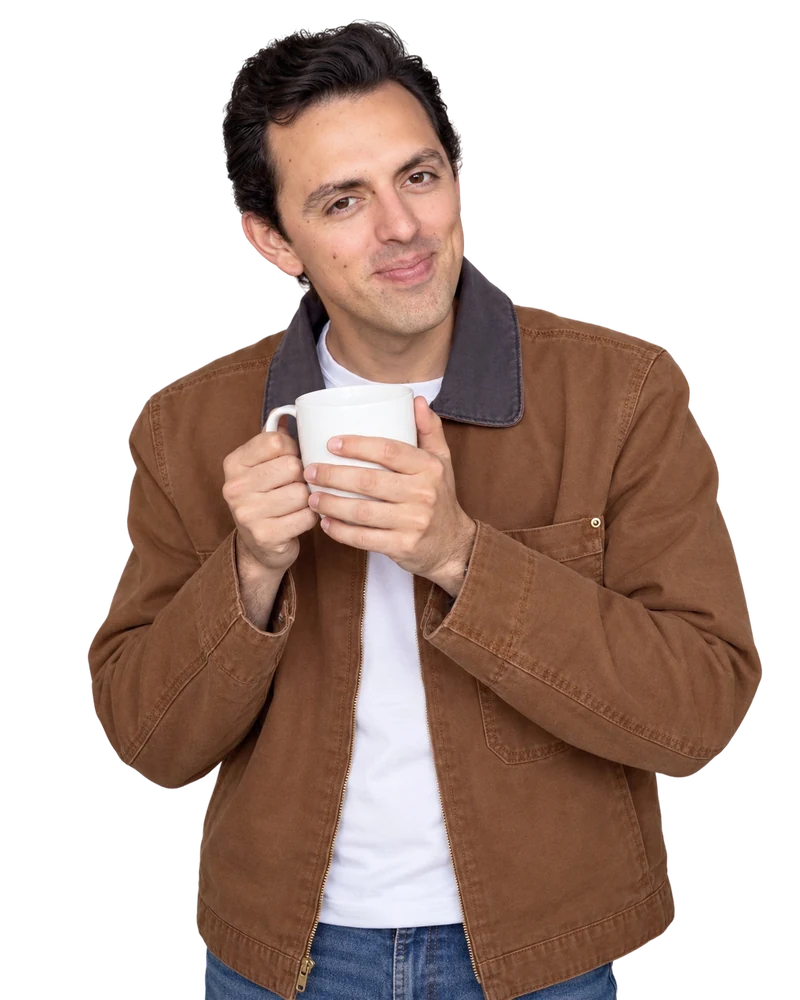 José Ramones como el amigo fan del café, con chaqueta café y una taza blanca