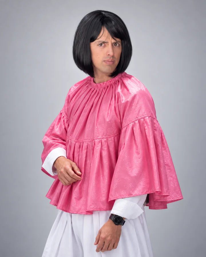José Ramones como Novia de telenovela, con peluca negra corta y blusa rosa