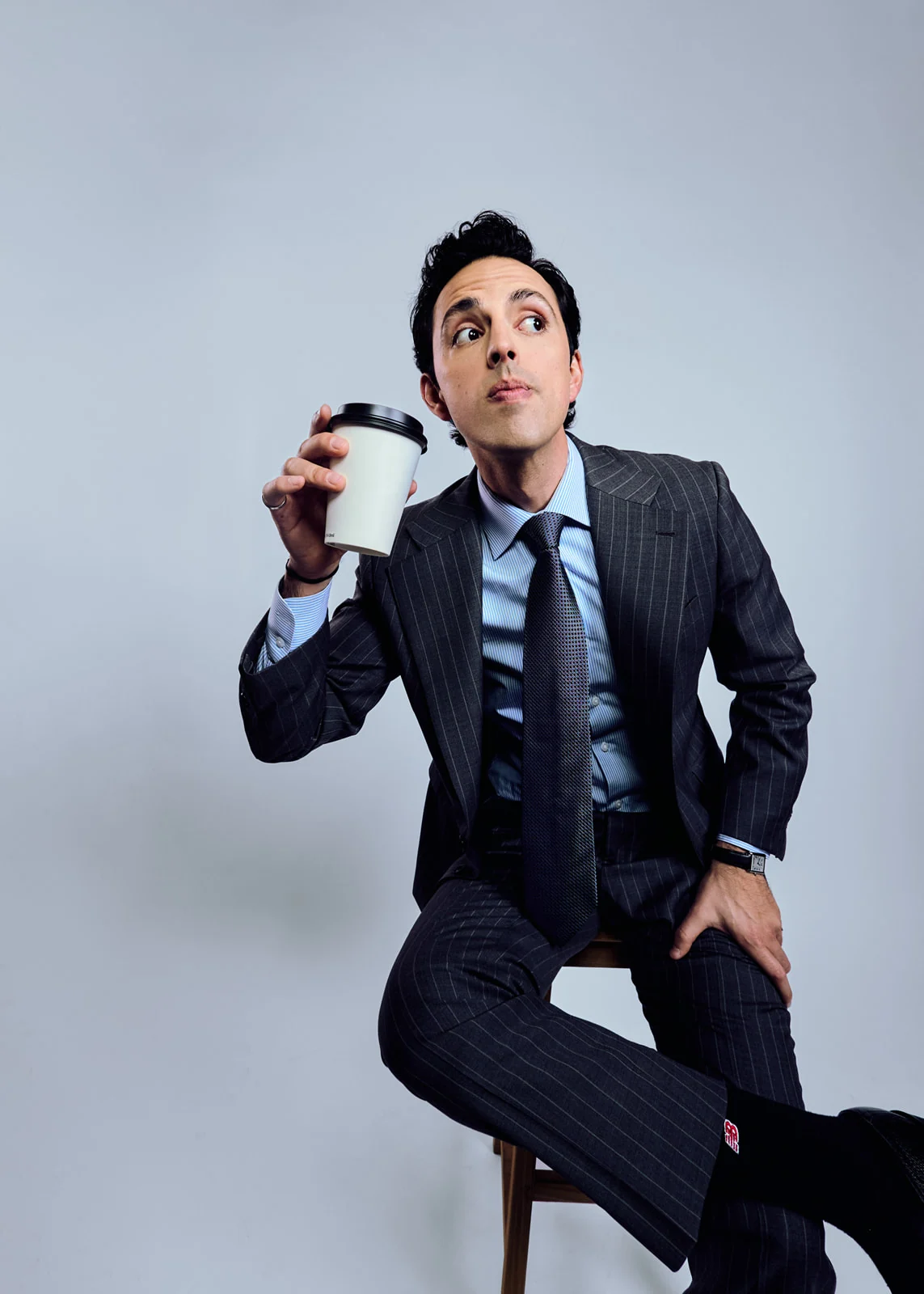 José Ramones en un retrato con traje para el universo visual de sus personajes
