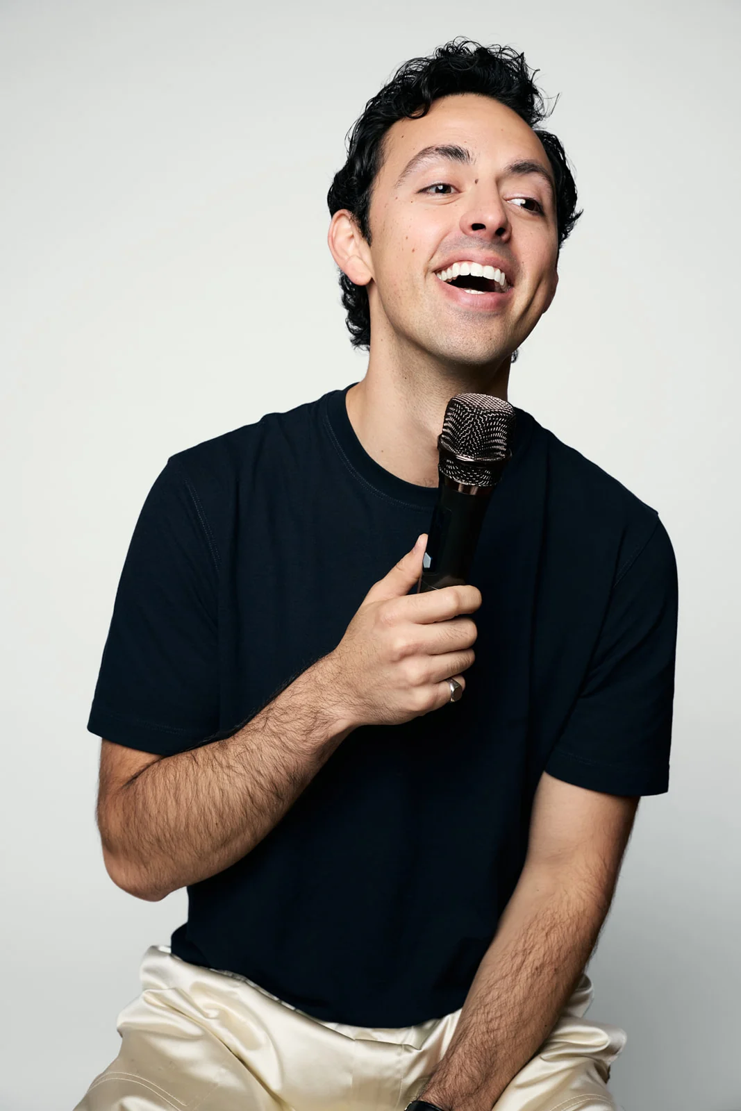 José Ramones durante una presentación de stand up