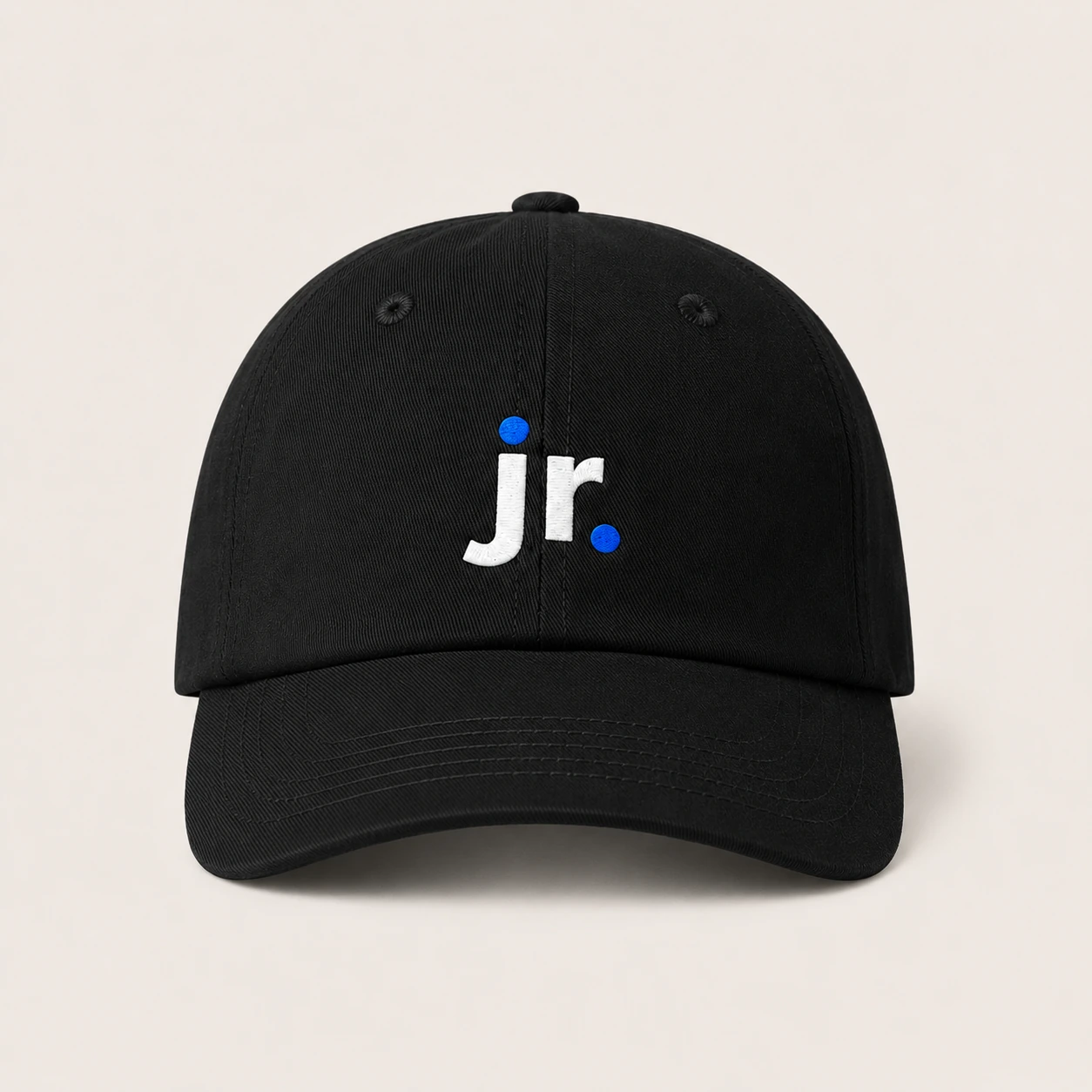 Gorra negra José Ramones con logo jr en vista frontal