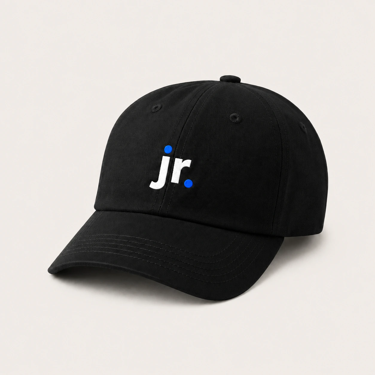 Gorra negra José Ramones con logo jr en vista tres cuartos