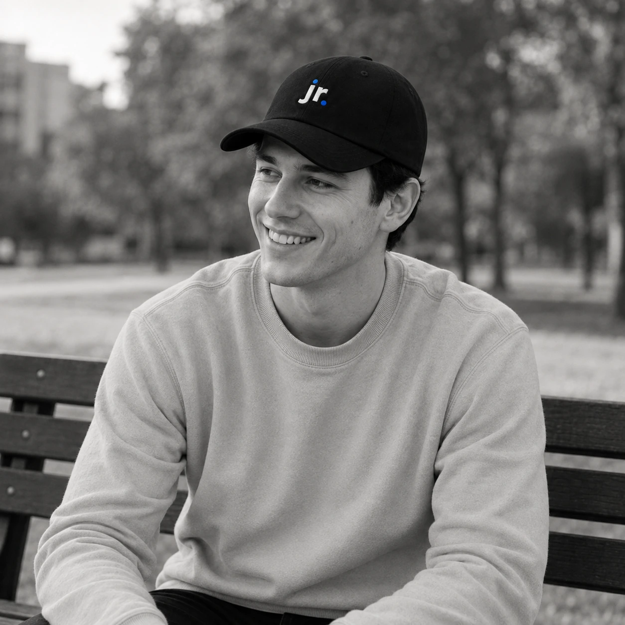 Modelo usando gorra negra José Ramones en parque