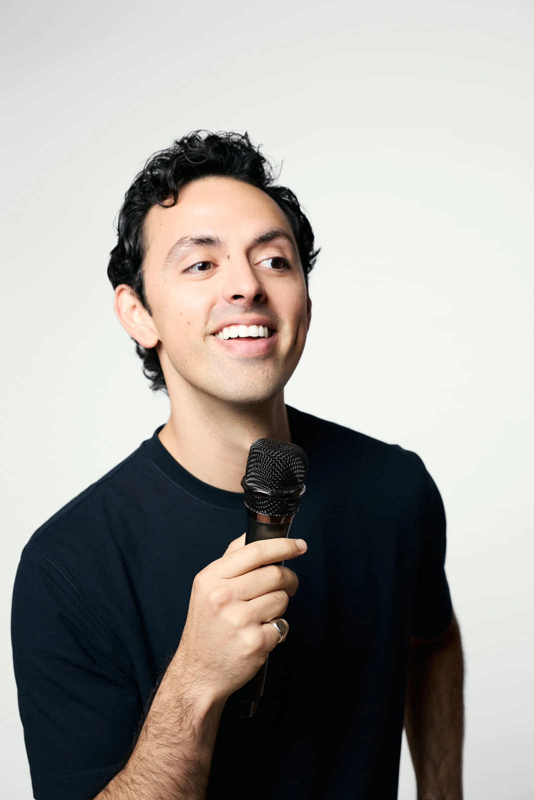 José Ramones sonriendo con un micrófono en la mano