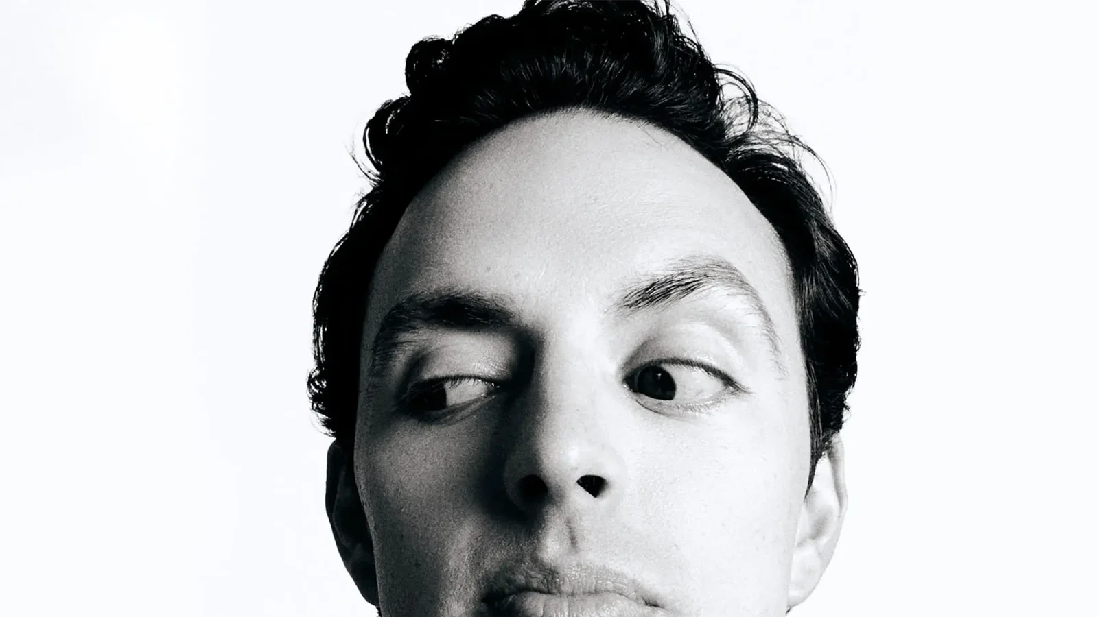 José Ramones en el retrato de portada de su sitio oficial
