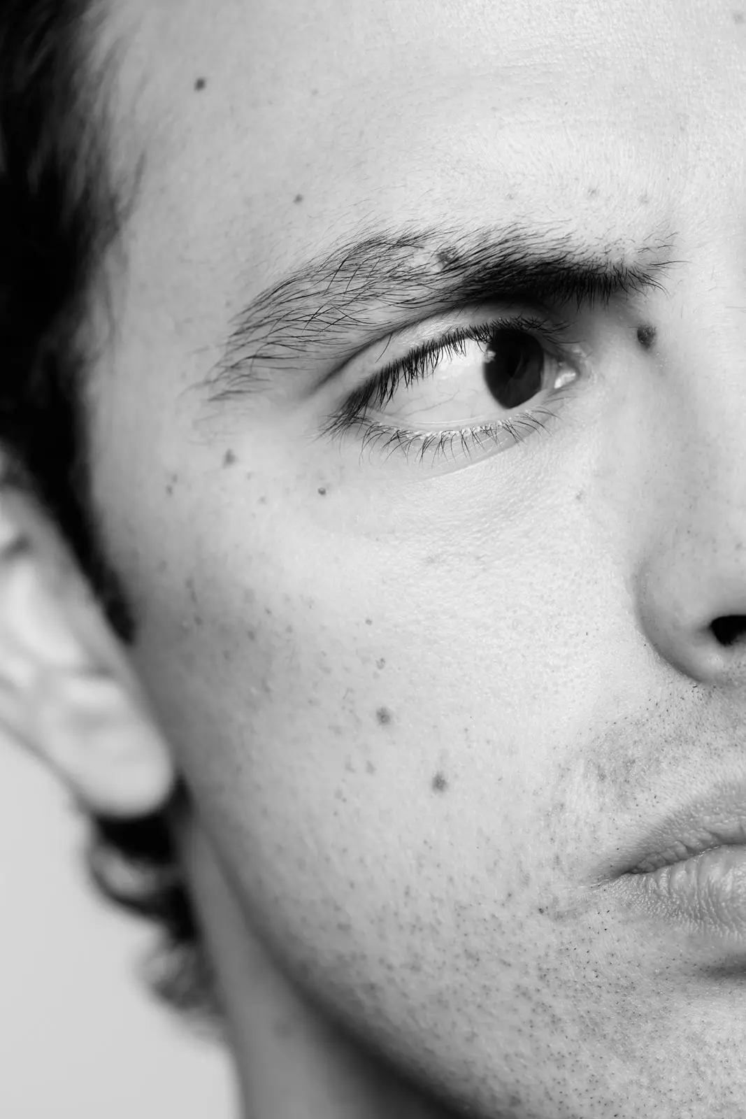 Detalle del rostro de José Ramones con mirada lateral para el show Multifacético