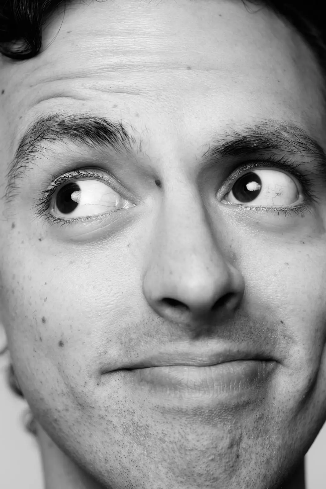José Ramones mirando hacia un lado en primer plano blanco y negro del show Multifacético
