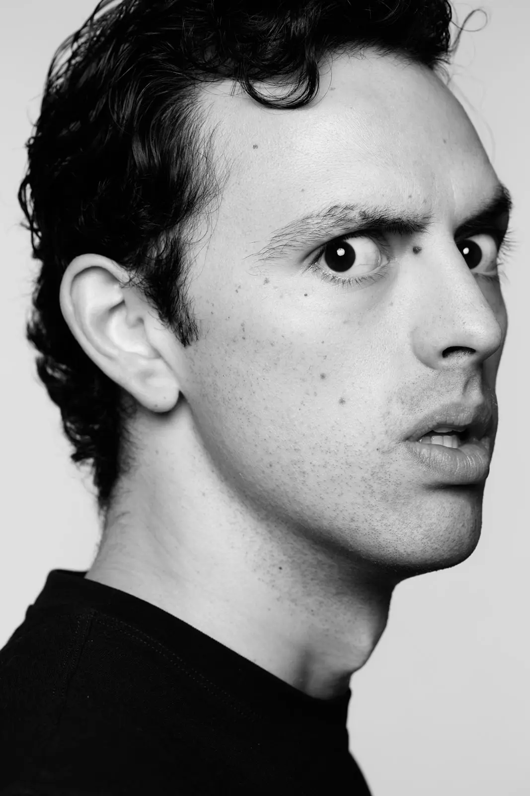 José Ramones de perfil con expresión de sorpresa para el show Multifacético