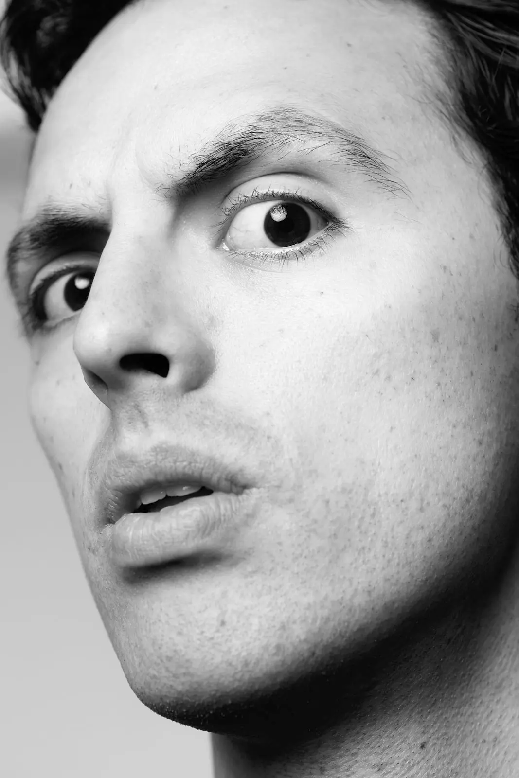 José Ramones de perfil con mirada sorprendida para el show Multifacético