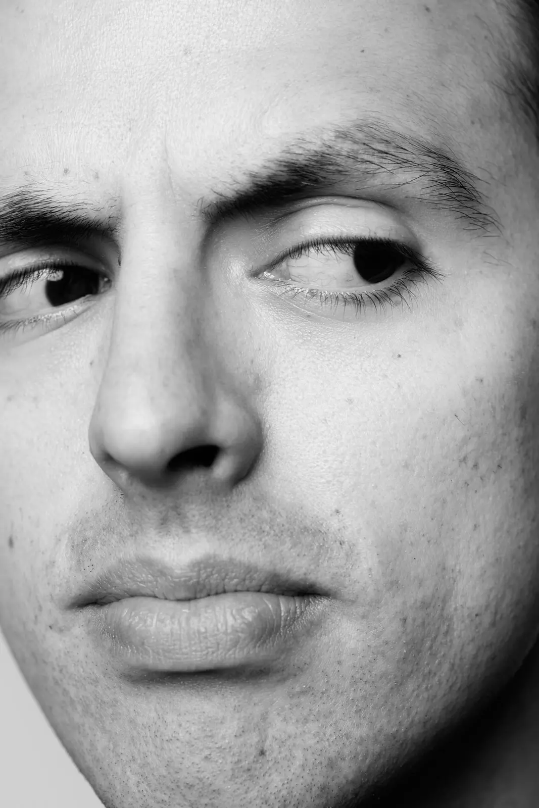 José Ramones en primer plano con gesto serio para el show Multifacético