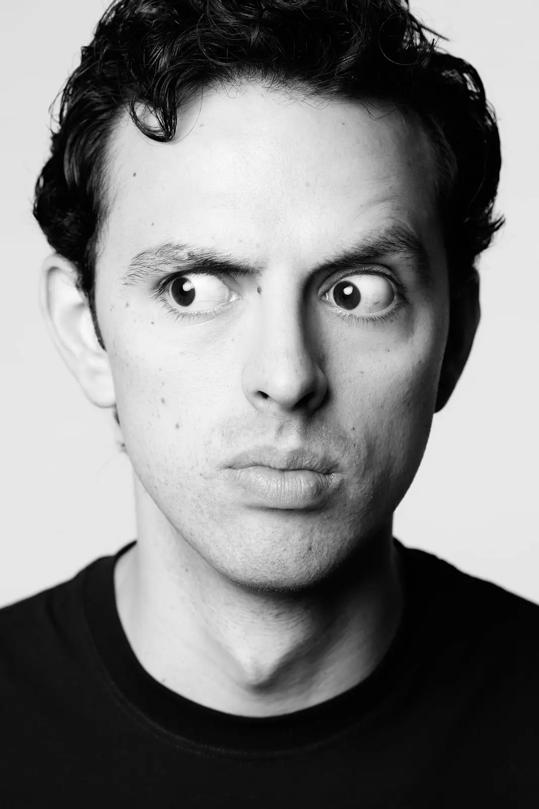 José Ramones en retrato frontal con mirada lateral para el show Multifacético