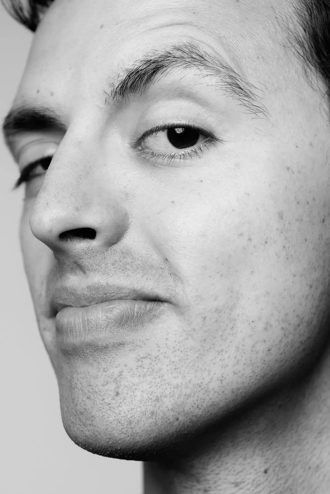 José Ramones en retrato de perfil con gesto sutil para el show Multifacético